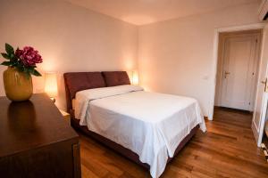 a bedroom with a bed and a vase of flowers at Casa Elisabetta in Tuscania