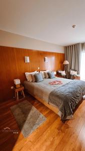 Rúm í herbergi á Hotel Verdeal +72 myndir