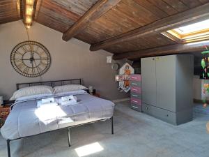 a bedroom with a bed and a clock on the wall at B&B22 Gammarana - Stazione Teramo in Teramo