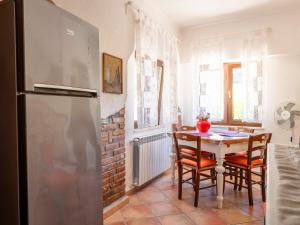 eine Küche mit einem Tisch und einem Kühlschrank in der Unterkunft Da Milena in Fonteblanda
