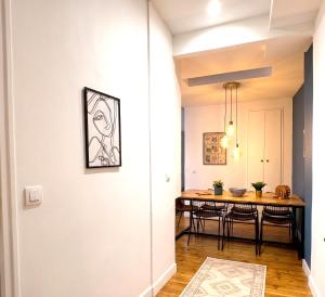 a hallway with a dining room table and a dining room at Cosy Magnolia Quartz - T3 - Hyper centre avec Parking in Pau