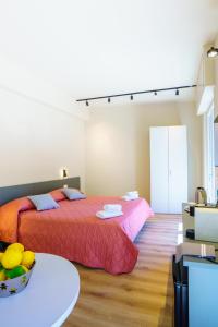 a bedroom with a bed and a bowl of fruit on a table at Respiro di Mare in Riomaggiore