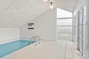 a bathroom with a swimming pool and a window at M300-Vaeggerlose-Stolt-Henriksvej-53 in Bøtø By