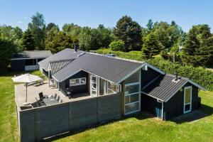 a large black shed with a roof on a yard at M300-Vaeggerlose-Stolt-Henriksvej-53 in Bøtø By