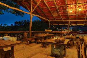 Restaurace v ubytování La Tigra Rainforest Lodge + 37 fotografií