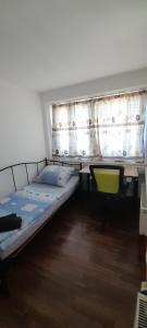 a large bed in a room with a window at Ela Gar 3 WG Zimmer in Garsten