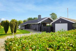 a black house with a white garage at 30154-Odder-Pouli-Nielsensvej-99 in Odder
