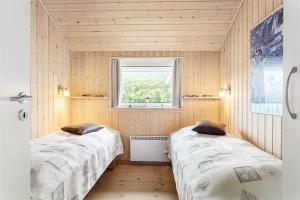 two beds in a small room with a window at LF403-Hurup-Thy-Klydevej-6 in Sindrup