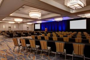 einen Konferenzraum mit Stühlen und einem Bildschirm in der Unterkunft Hilton Vacation Club Bayside Resort Panama City Beach in Panama City Beach + 110 Fotos