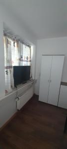 a room with a window and a tv and a cabinet at Ela Gar 3 WG Zimmer in Garsten