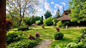 a garden with flowers and a house at Nyugalomsziget in Kötcse