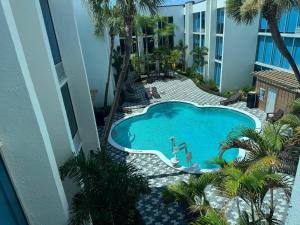 an overhead view of a swimming pool with palm trees at Tropical Palms Hotel in Clearwater