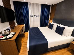 ein Hotelzimmer mit einem Bett und einem Schild „Keine Aussicht“ in der Unterkunft The Revia Square Hotel in Istanbul