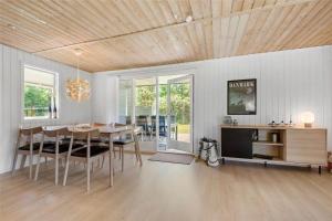 a dining room with a table and chairs in a room at C11213-Hemmet-Alpehuen-4 in Hemmet