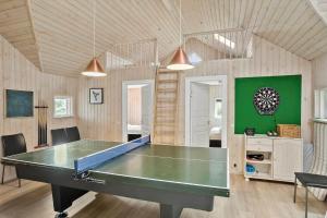 a ping pong table in a living room with a ping pong table at M191-Vaeggerlose-Baeverstien-46 in Bøtø By