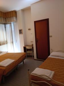 Llit o llits en una habitació de Hotel Goldene Rose