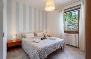 a bedroom with a bed and a window at Residenza Jasmine in Verbania
