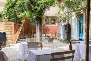 a courtyard with tables and chairs and a tree at Maison Bonnefoy Toulouse in Toulouse