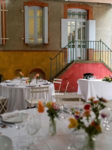 a group of tables with flowers in vases at Maison Bonnefoy Toulouse in Toulouse