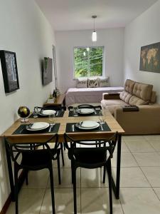 a living room with a table and chairs and a couch at Apartamento Icônico em Petrópolis in Petrópolis