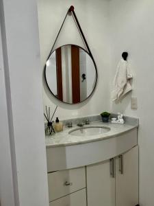 a bathroom with a sink and a mirror at Apartamento Icônico em Petrópolis in Petrópolis