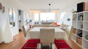 a dining room and living room with a table and chairs at Fernblick Appartement Simonhöhe in Zirkitz