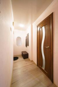 un pasillo vacío con una puerta y un taburete en PaulMarie Apartments on Oktyabrskaya en Bobruisk