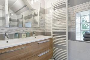 a bathroom with a sink and a mirror at Chambres D'hôtes - Les Vergers in Muneville-sur-Mer