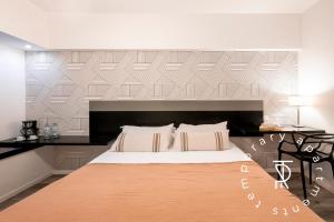 a bedroom with a large bed with a black headboard at Top Rentals Montañeses in Buenos Aires