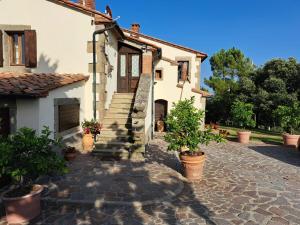 a house with a staircase in front of it at Agriturismo Podere dei Venti in Piancastagnaio
