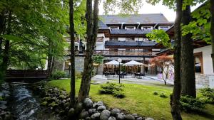 a view of the hotel from the garden at Hotel Crocus in Zakopane
