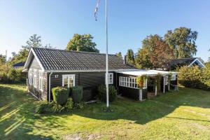 a house with a flag in the yard at 8566-Grenaa-Askevej-17 in Grenå