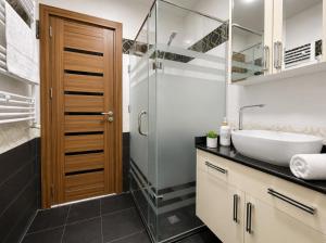 a bathroom with a sink and a shower at Appartement Spacieux à Constantine in El Khroub
