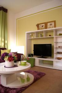 ein Wohnzimmer mit einem Sofa und einem TV in der Unterkunft Apartment Romantik Flair in Prerow