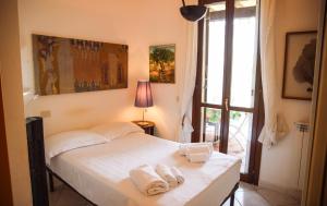 a bedroom with a bed with towels on it at Capalbio Relax - Super terrazza in Capalbio
