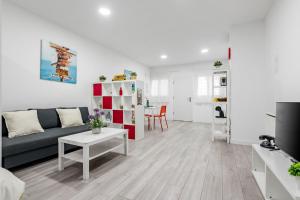 a living room with a couch and a table at Apartamento nuevo completo 2 in Torrejón de Ardoz