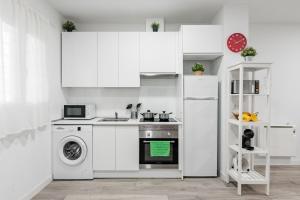 a white kitchen with a stove and a dishwasher at Apartamento nuevo completo 2 in Torrejón de Ardoz