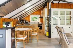 a kitchen with a dining room table and chairs at Elfenwinkel am See in Gartow