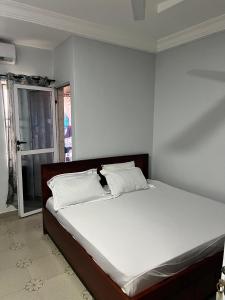 a bedroom with a large bed with white sheets at Esthemers Royal Hotel in Brunkum
