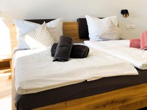 two beds with white sheets and pillows on them at Apartment Rotmilan in Vogtsburg