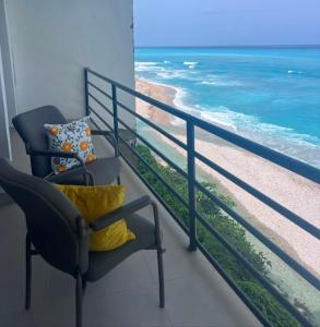 a balcony with a chair and a view of the ocean at Privanza Hotels in Santa Cruz de Barahona