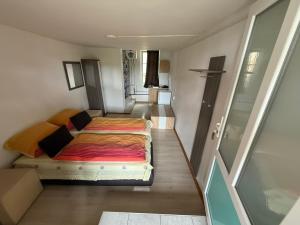 a small bedroom with a bed in a room at István in Sîngeorgiu de Pădure