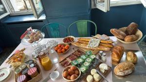 a table topped with lots of different types of bread at L eau douce in Ménétréol-sous-Sancerre