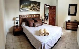 a bedroom with a bed with two towels on it at Casa Rural en El Burguillo - Puerto Pez in Las Cruceras