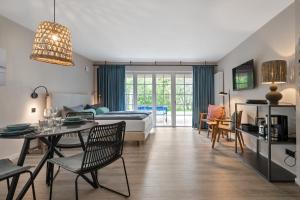 a living room with a bed and a table at Beach Lodge Beach Lodge Appartement 6 in Böhl