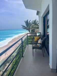 a balcony with a view of the beach at Privanza Hotels in Santa Cruz de Barahona