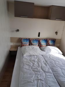 a large white bed with pillows on top of it at Bredene Haus Schildkröte in Bredene