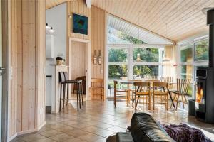 a living room with a fireplace and a table and chairs at C11148-Hemmet-Lappedykkervaenget-22 in Hemmet