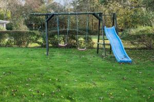 a playground with two swings and a slide at C11148-Hemmet-Lappedykkervaenget-22 in Hemmet