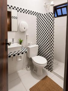 a bathroom with a toilet and a sink at Pousada Jangá Jeri in Jericoacoara